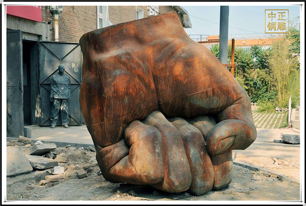 廣場(chǎng)鐵拳雕塑.jpg 廣場(chǎng)鐵拳雕塑.jpg