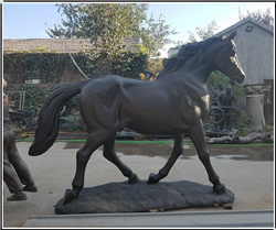 廣場駿馬雕塑