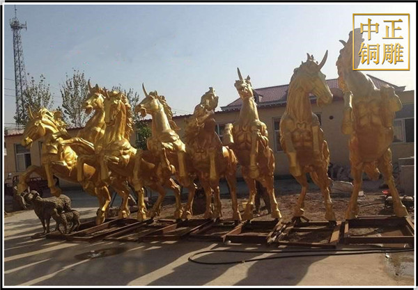 貼金阿波羅站車雕塑