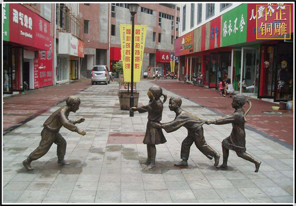 小孩玩耍商業街街雕塑