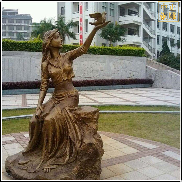 鴿子女孩校園雕塑.jpg