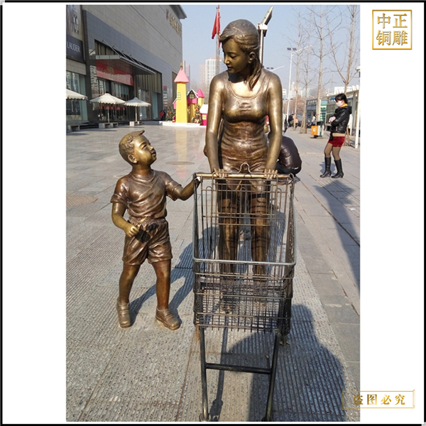11室外商場(chǎng)門前推購(gòu)物車銅雕塑.jpg 11室外商場(chǎng)門前推購(gòu)物車銅雕塑.jpg