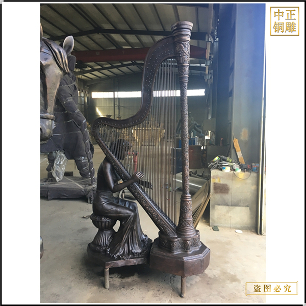 15室外美女彈音樂銅雕塑鑄造.jpg