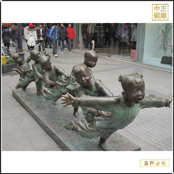 玩老鷹捉小雞人物雕塑